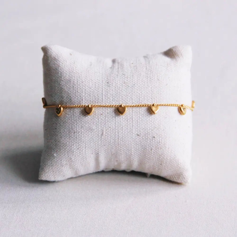 Bazou - Charm bracelet with mini hearts – gold