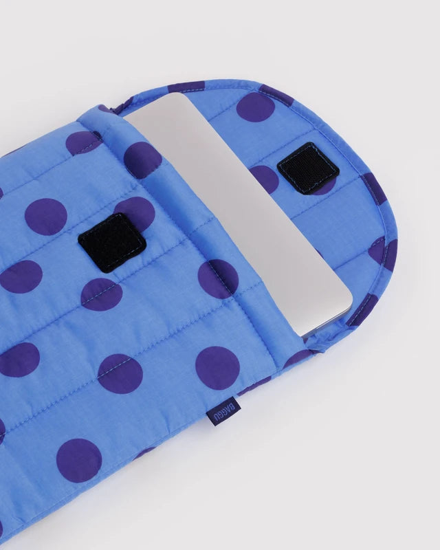 BAGGU Puffy Laptop Sleeve 13"/14" Blue Polka Dot closure flap detail - PABOOM