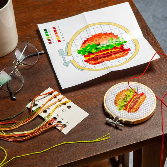 Kikkerland - Burger Mini Cross Embroidery Kit