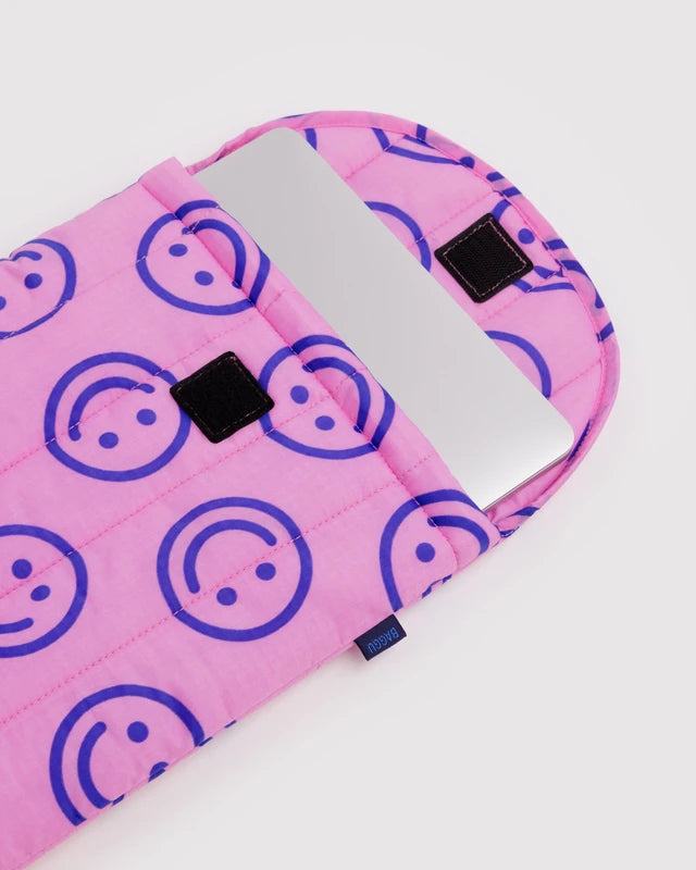 BAGGU Puffy Laptop Sleeve 13"/14" Pop Pink Happy closure flap detail - PABOOM