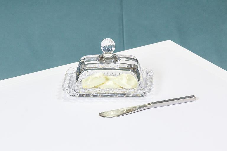 Clear glass covered dish with ball-rim lid detail