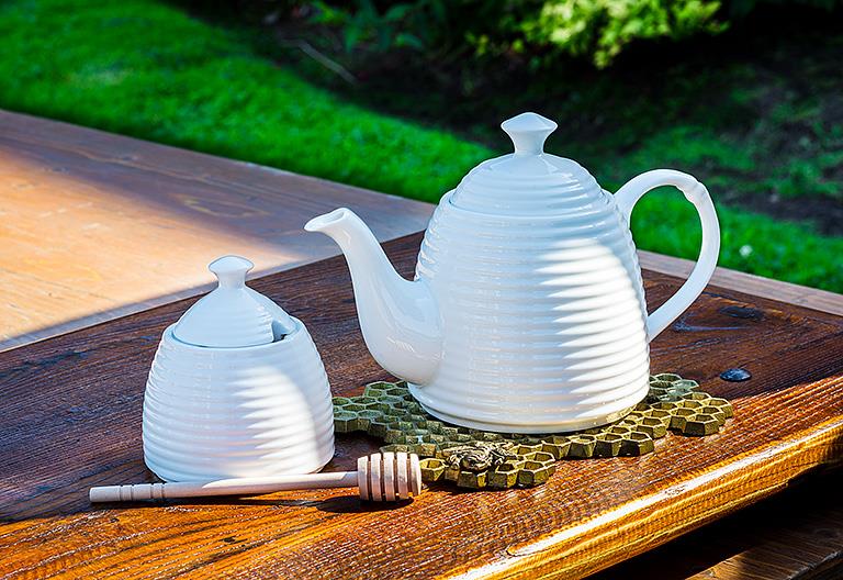 Beehive Honey Pot With Dauber