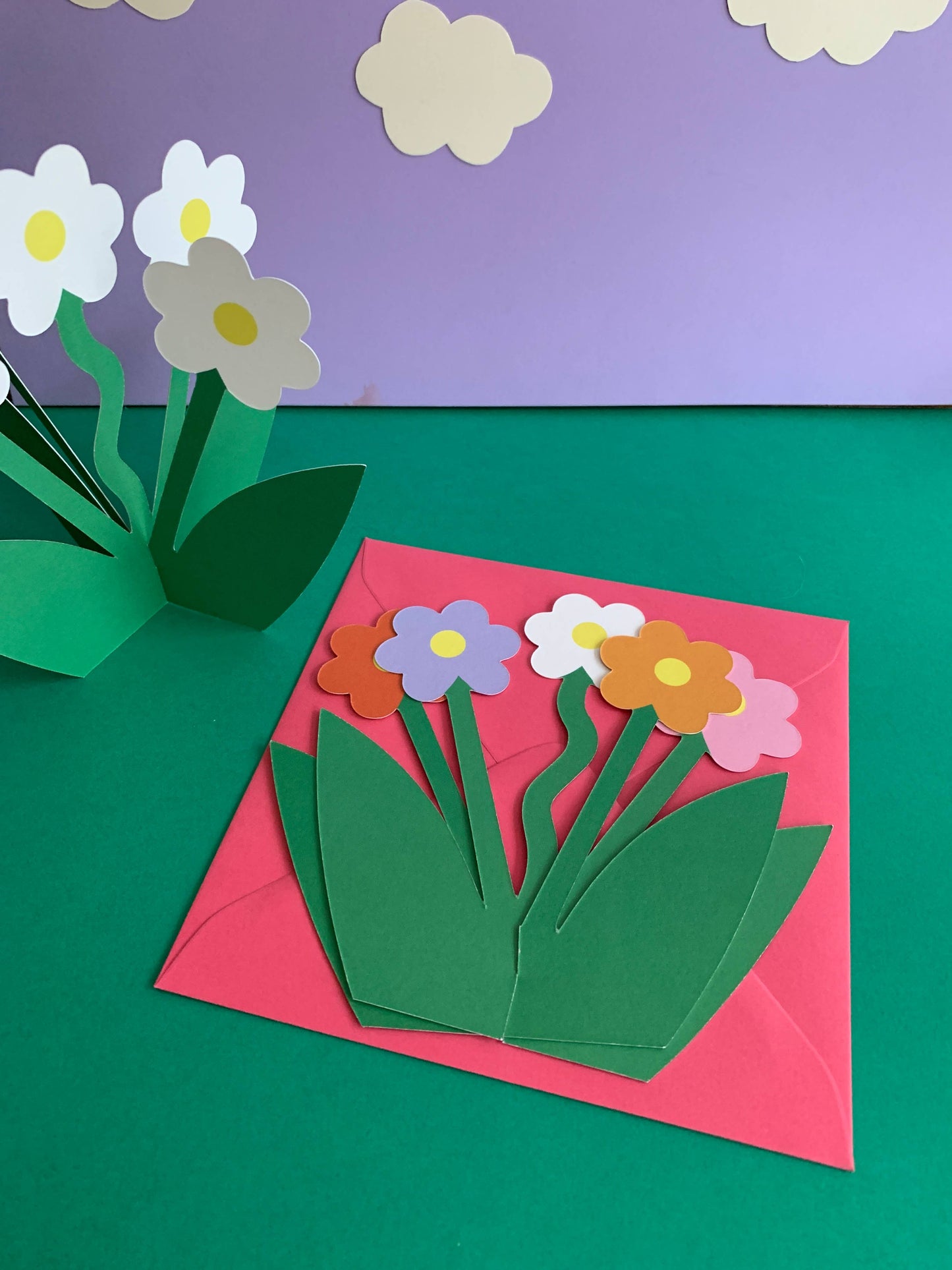 Close-up of the die-cut daisy petals on the Standing White Daisy Floral Bloom greeting card