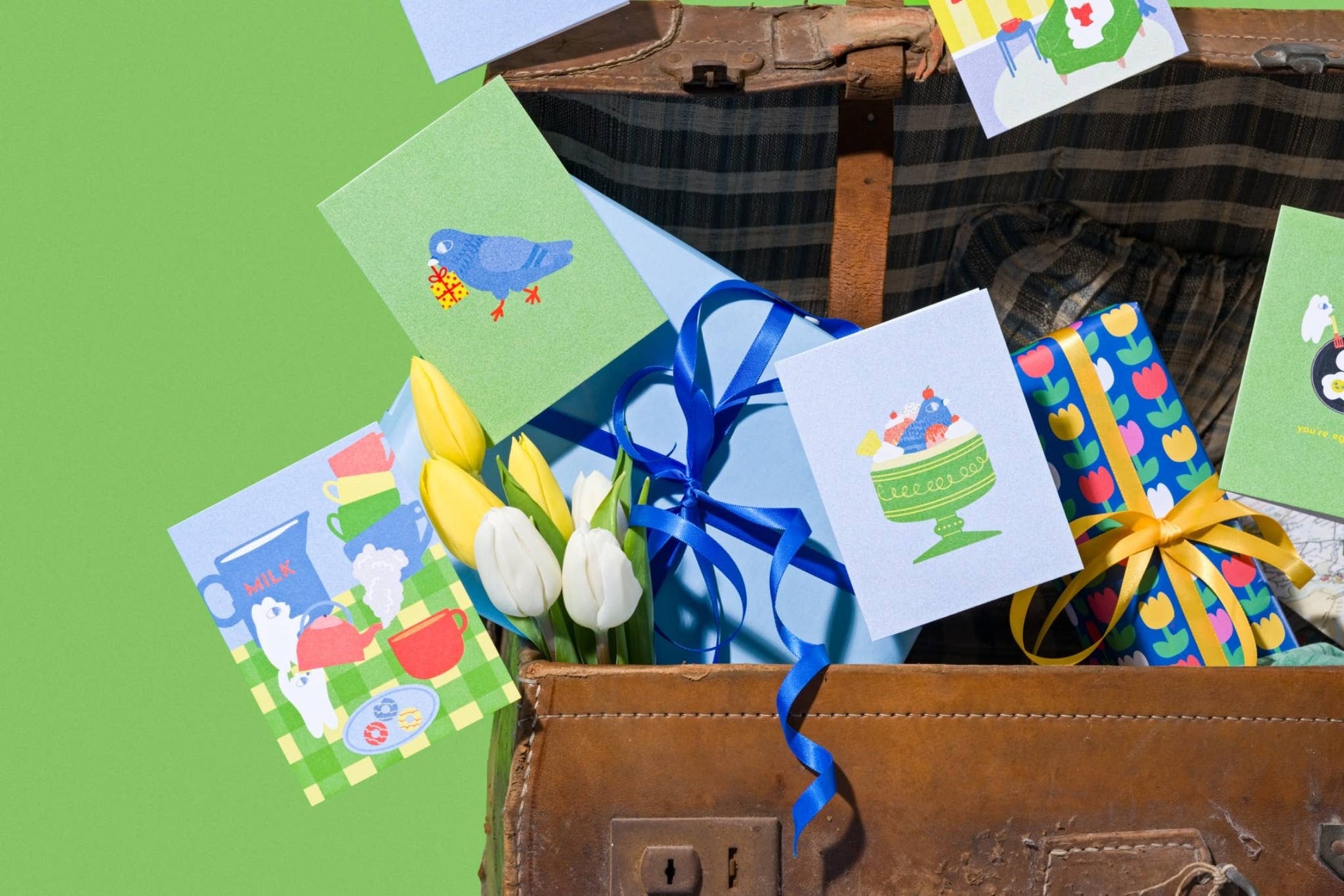 Close-up of the illustrated pigeon design on the mini bird greeting card.