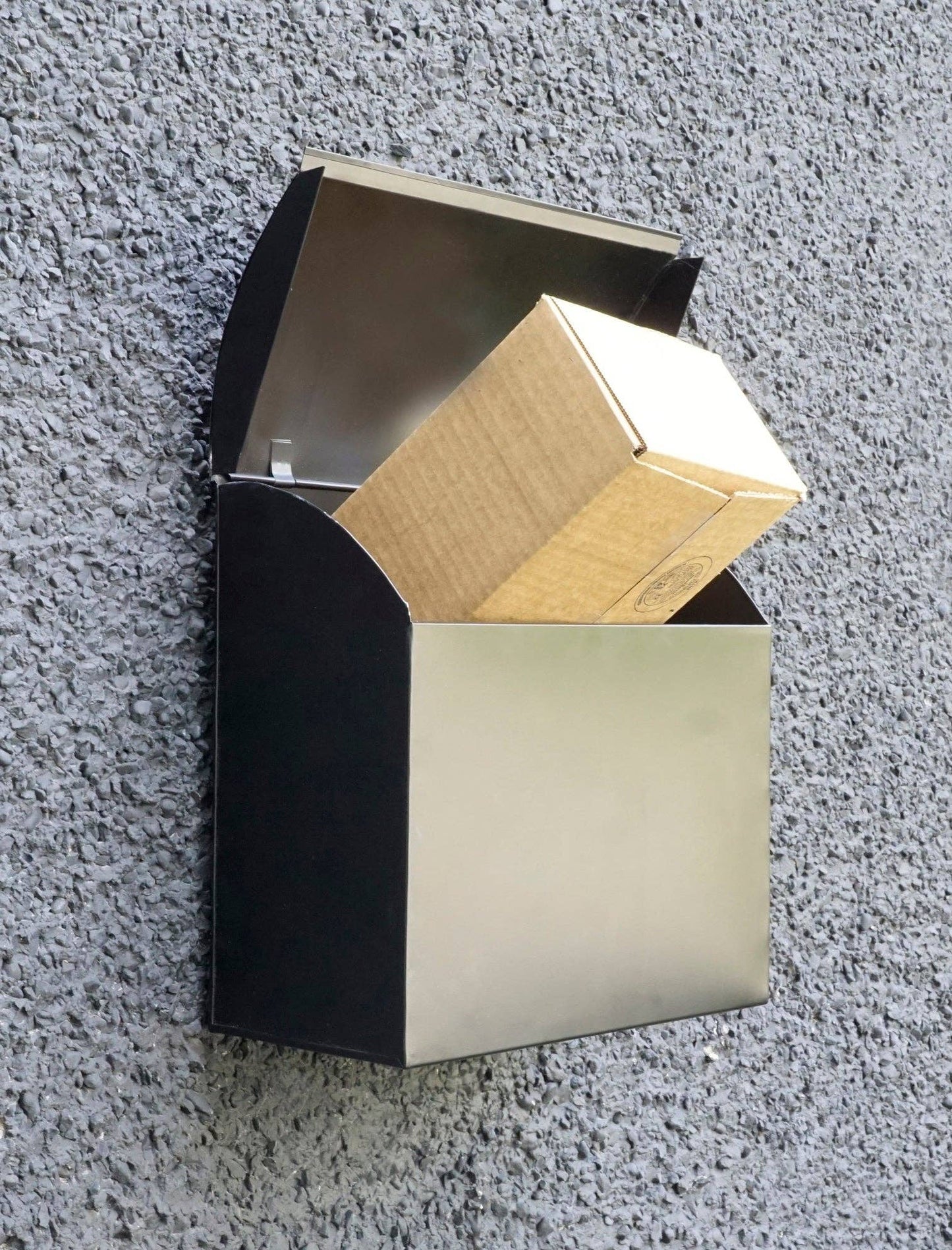 Baxter black mailbox mounting hardware detail - PABOOM