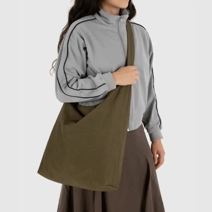 Model wearing BAGGU Large Nylon Sling in Seaweed over shoulder - PABOOM