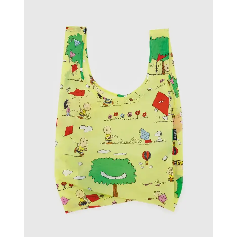 BAGGU bag featuring a scenario of Charlie Brown flying a kite - PABOOM