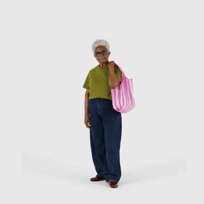 baggu-bag-pink-lobster-tote-modeled-PABOOM