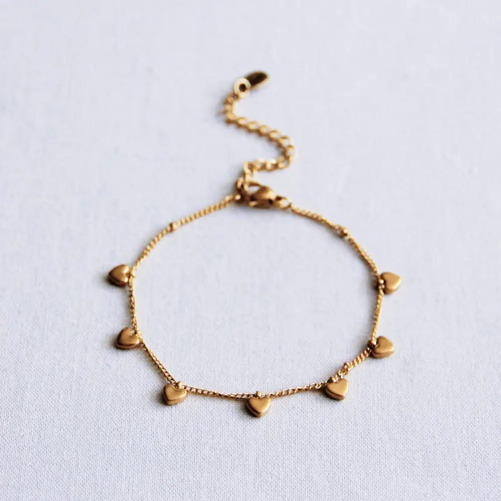 Bazou - Charm bracelet with mini hearts – gold