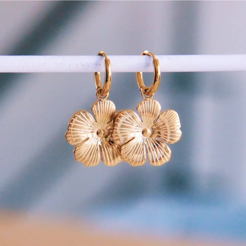 Bazou - Stainless steel hoop earrings with buttercup flower- gold