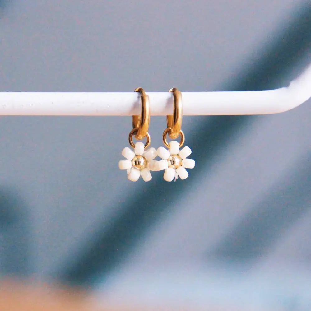 Bazou - Stainless steel hoop earrings with ’daisy flower’ - creme