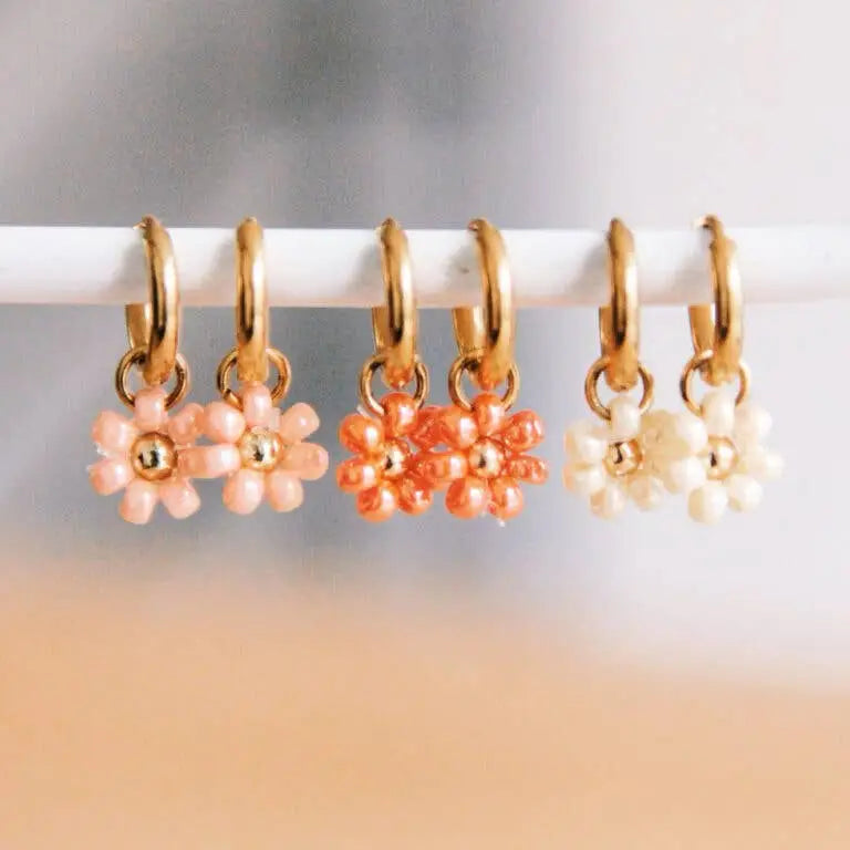 Bazou - Stainless steel hoop earrings with ’daisy flower’ - creme