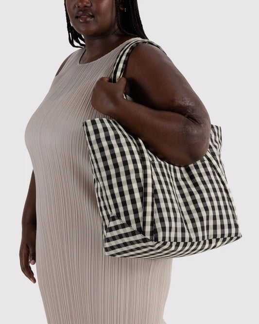 BAGGU Cloud Bag Black and Cream Gingham interior pocket detail - PABOOM