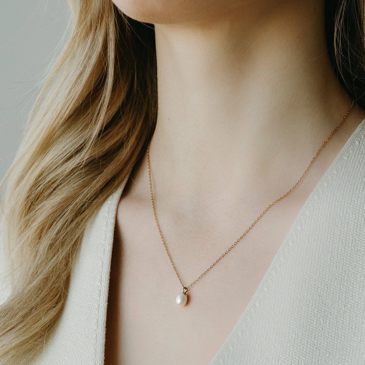 Freshwater pearl pendant gold necklace close-up detail - PABOOM