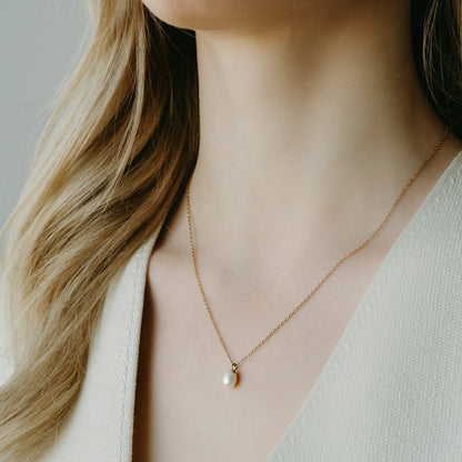 Freshwater pearl pendant gold necklace close-up detail - PABOOM