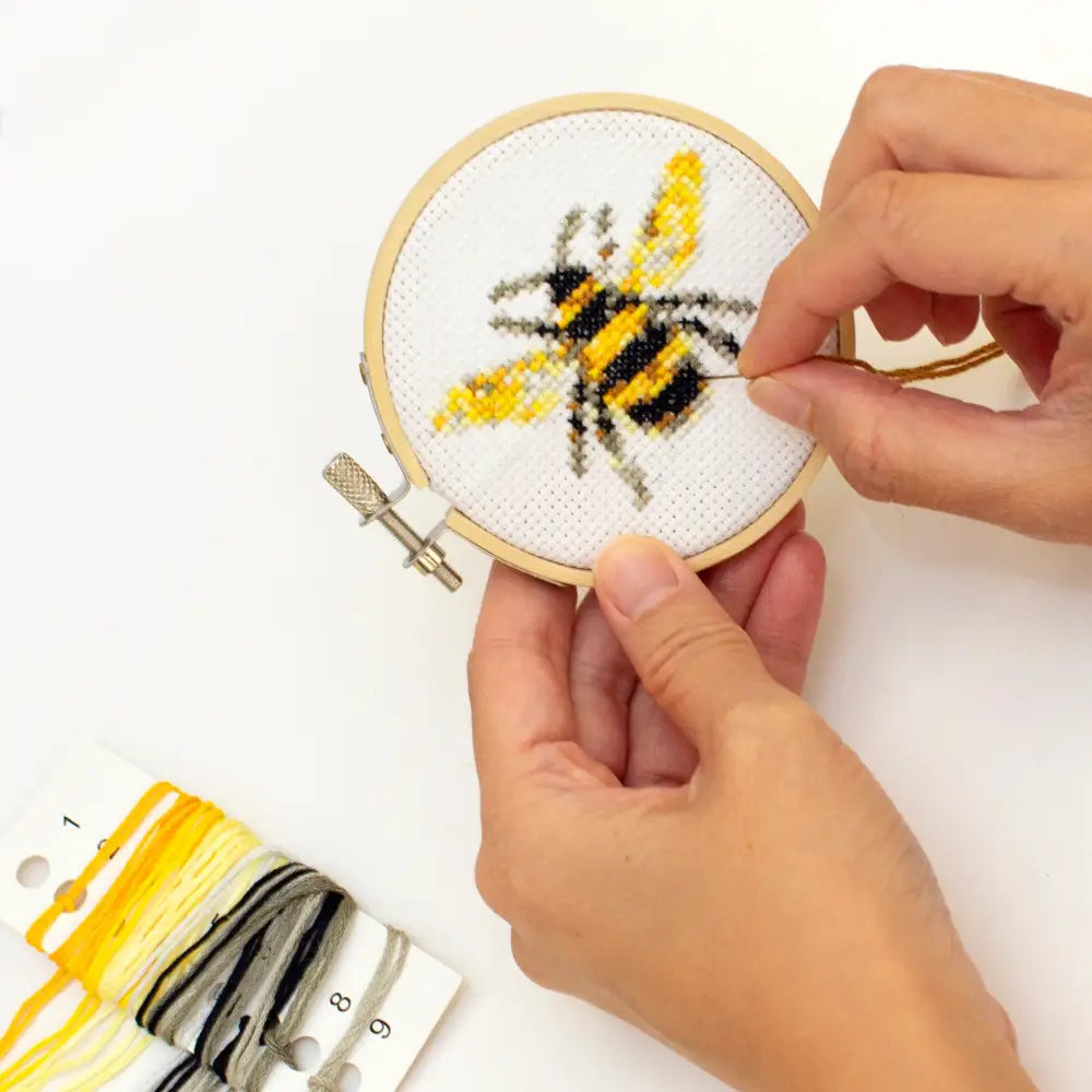 Mini Embroidery Kit Bee - PABOOM
