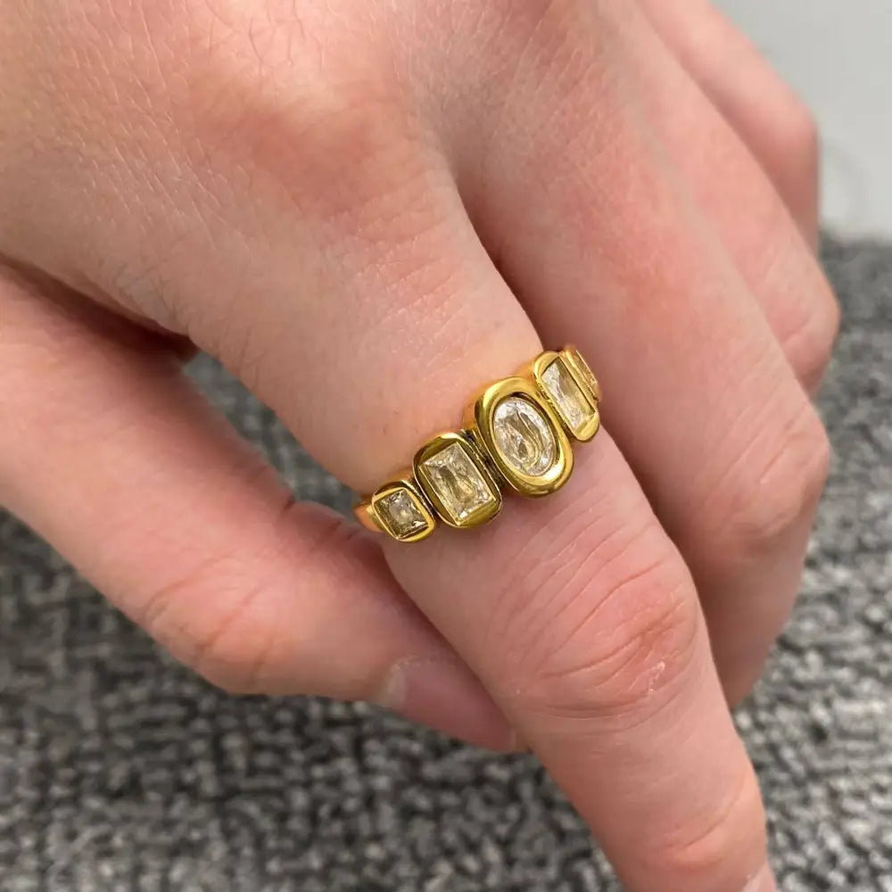 Mio Queena - 5 Zircons 18K Gold Plated Stainless Steel Ring - FGS