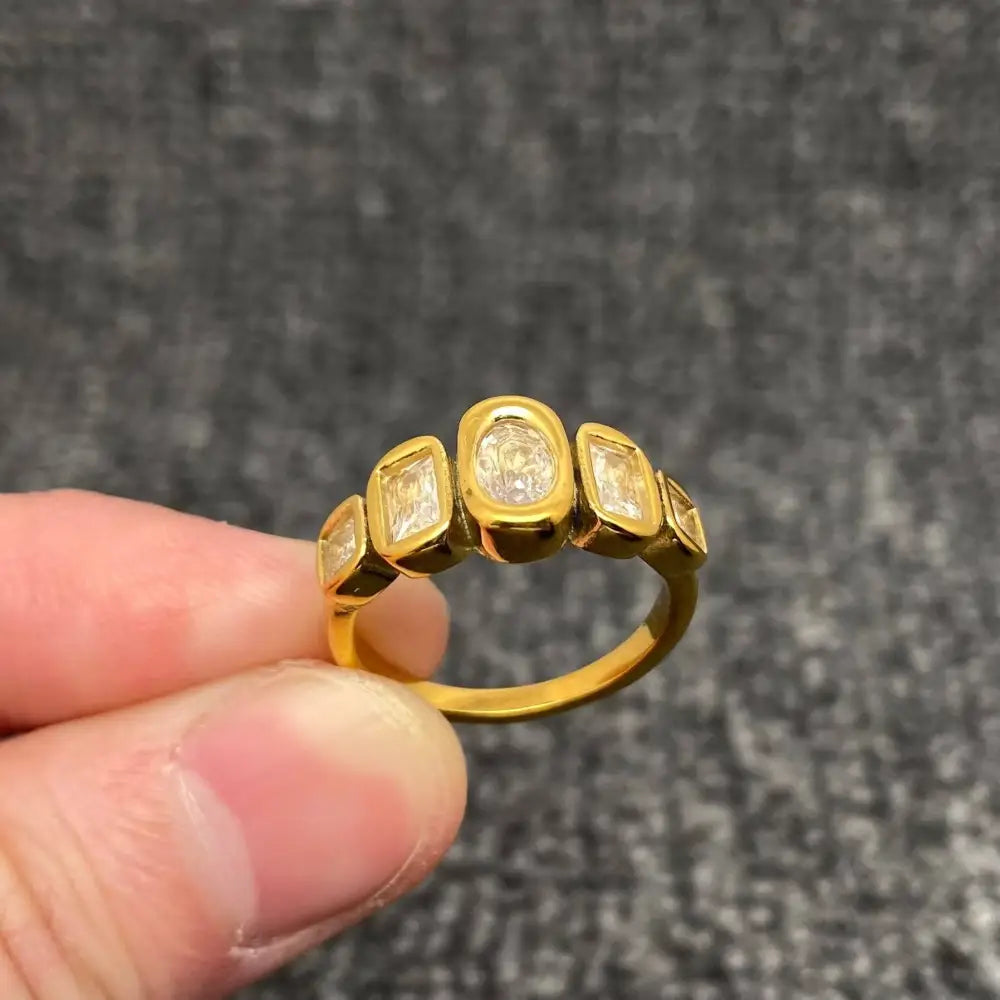 Mio Queena - 5 Zircons 18K Gold Plated Stainless Steel Ring - FGS