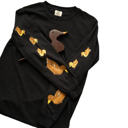 A mama duck and her brood of 3 fluffy ducklings follow the leader down the sleeves of this long sleeve tee. Black, cotton. - PABOOM