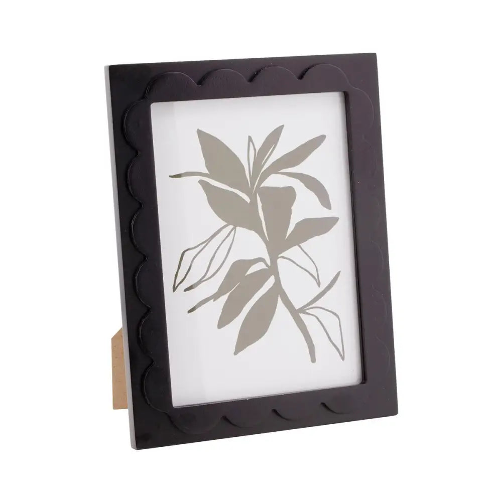 Scalloped Edge Photo Frame - 8 x 10"