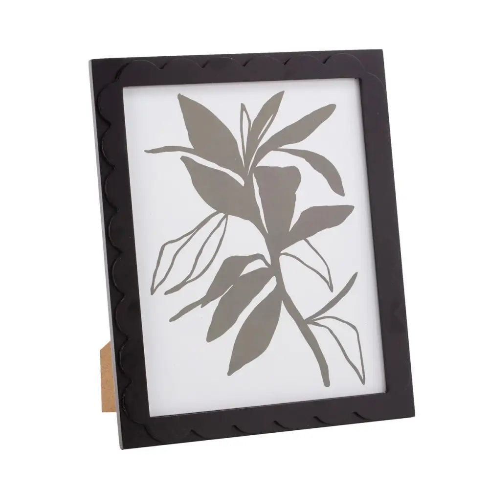Scalloped Edge Photo Frame - 5 x 7"
